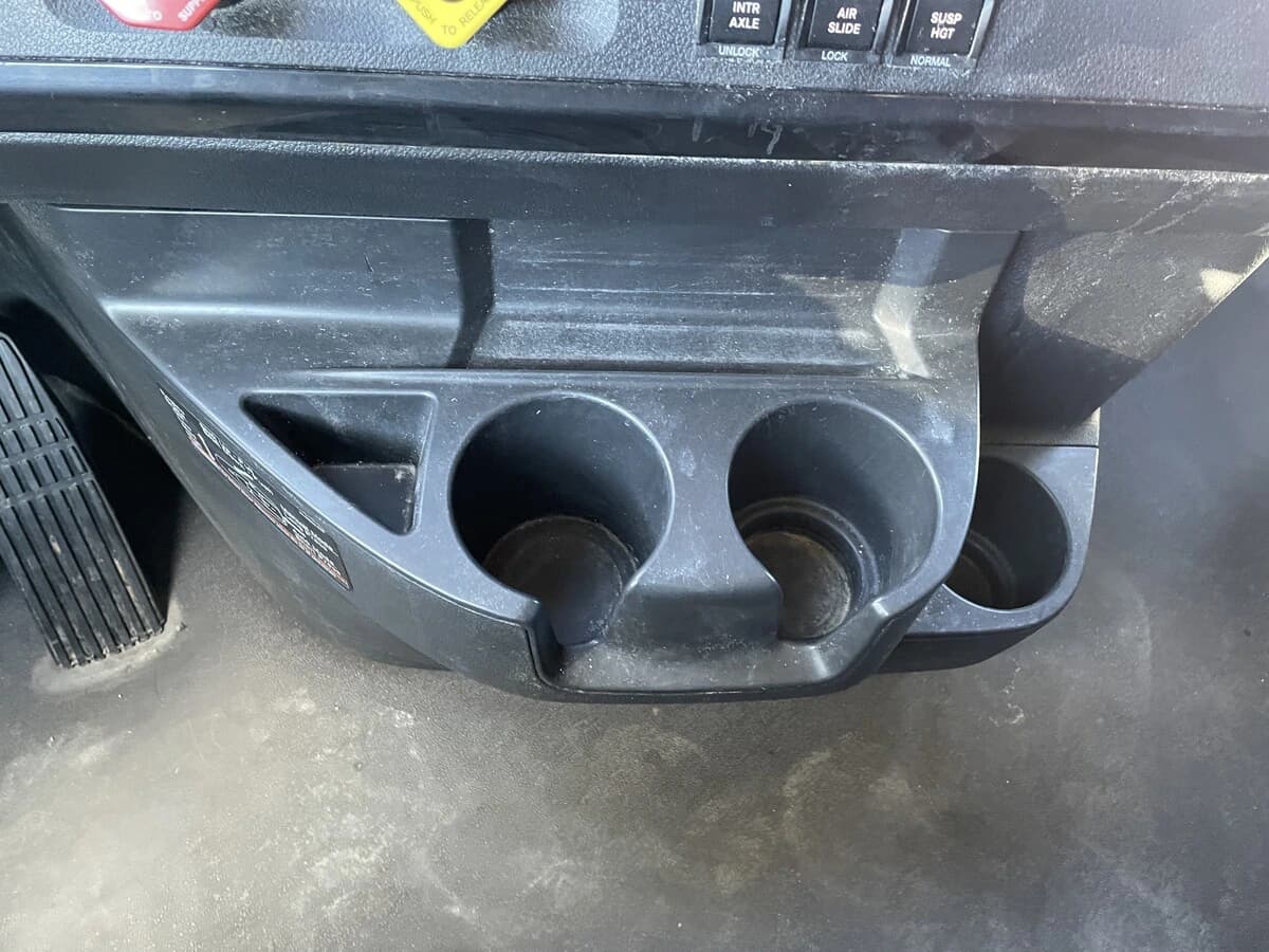 2023 Freightliner Cascadia — photo 24