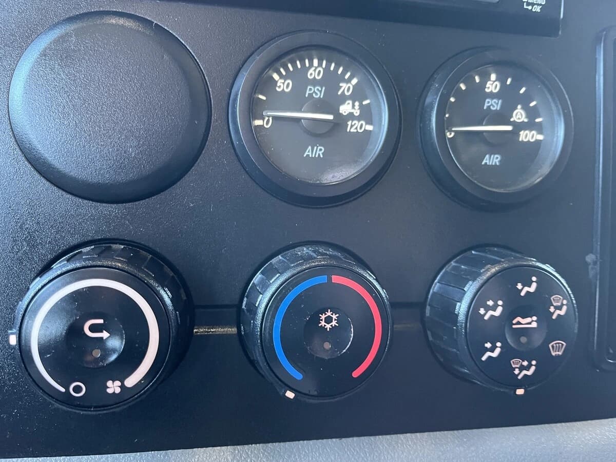 2022 Freightliner Cascadia — photo 27