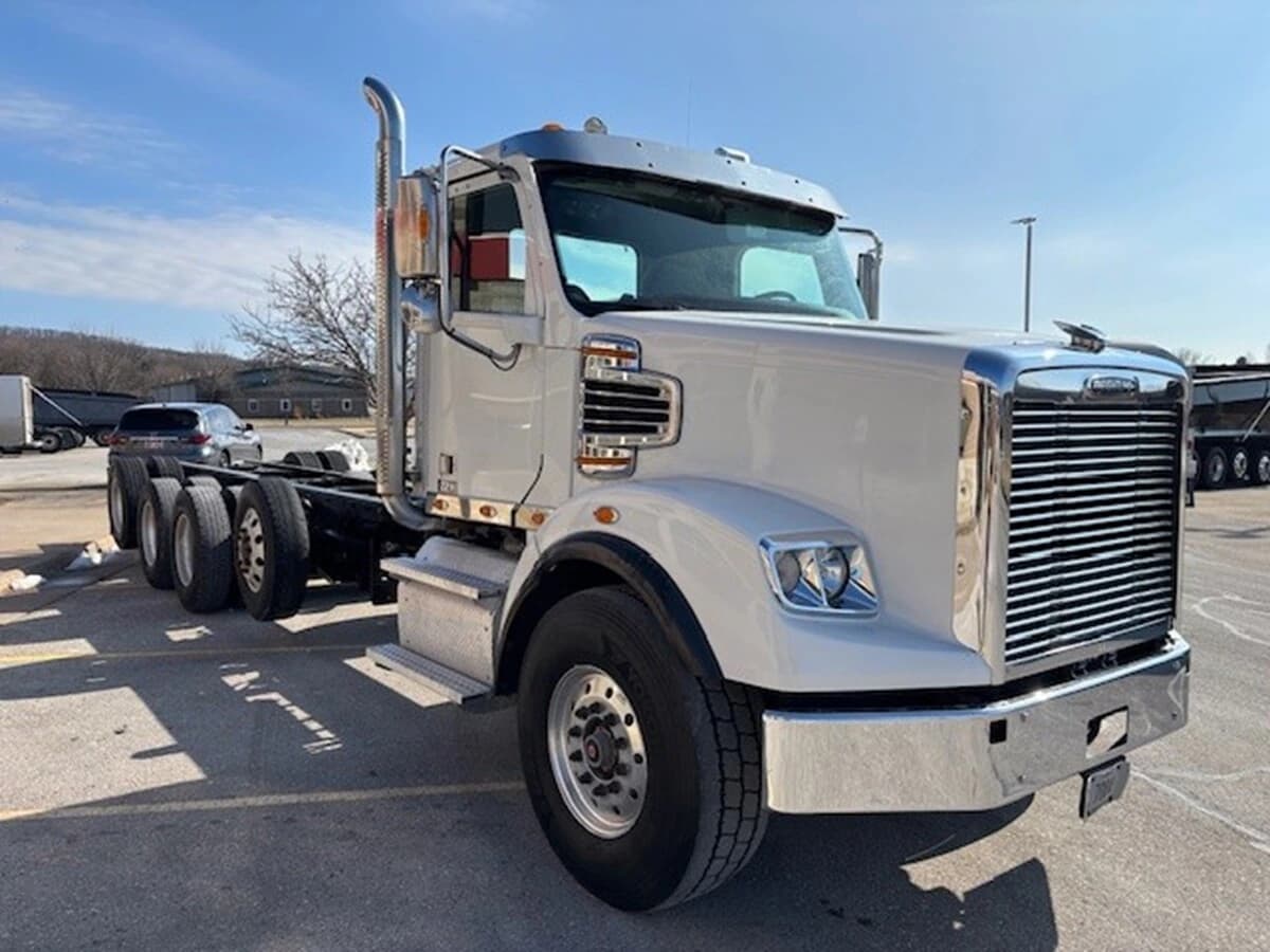 2021 Freightliner 122SD — photo 3