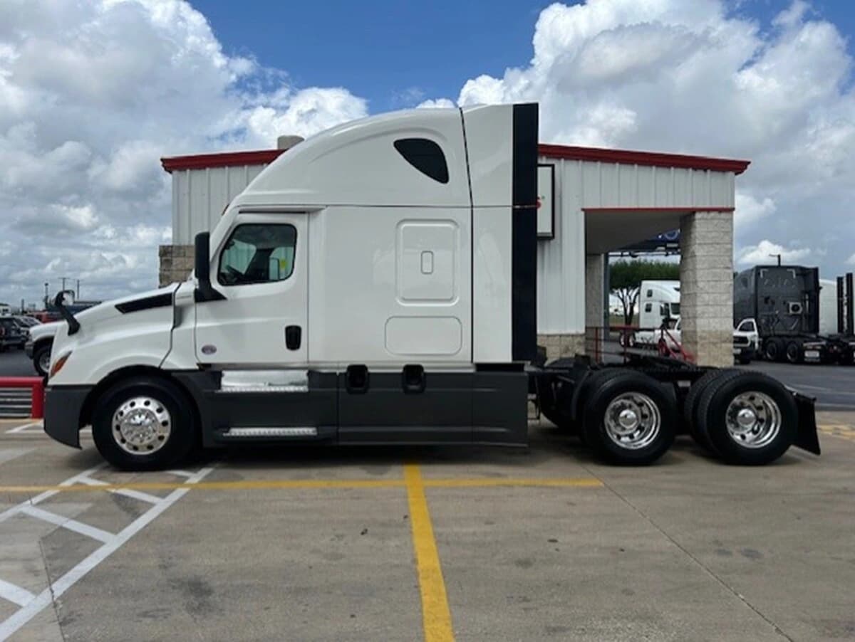 2024 Freightliner Cascadia — photo 2