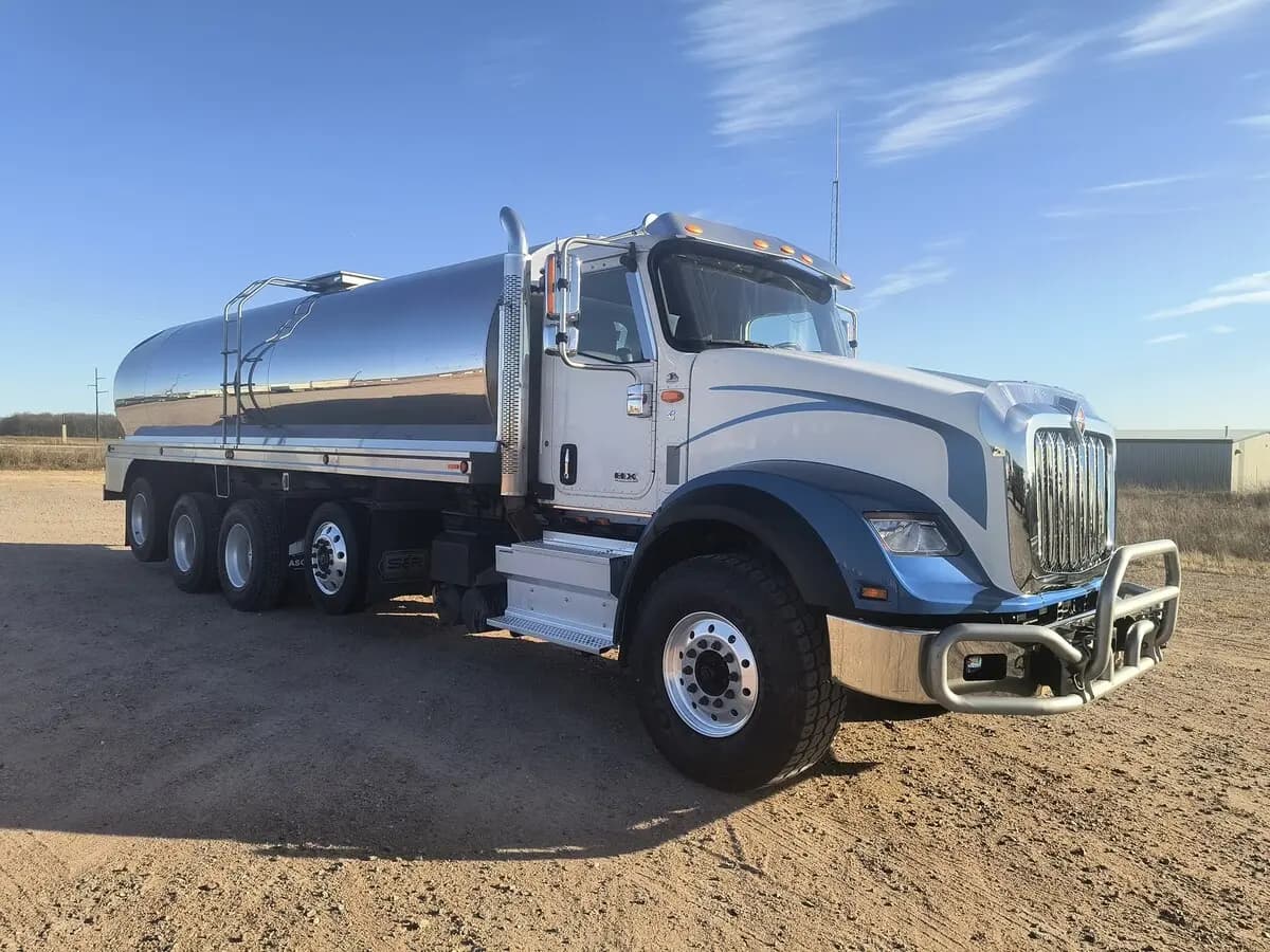 2020 International HX — photo 4