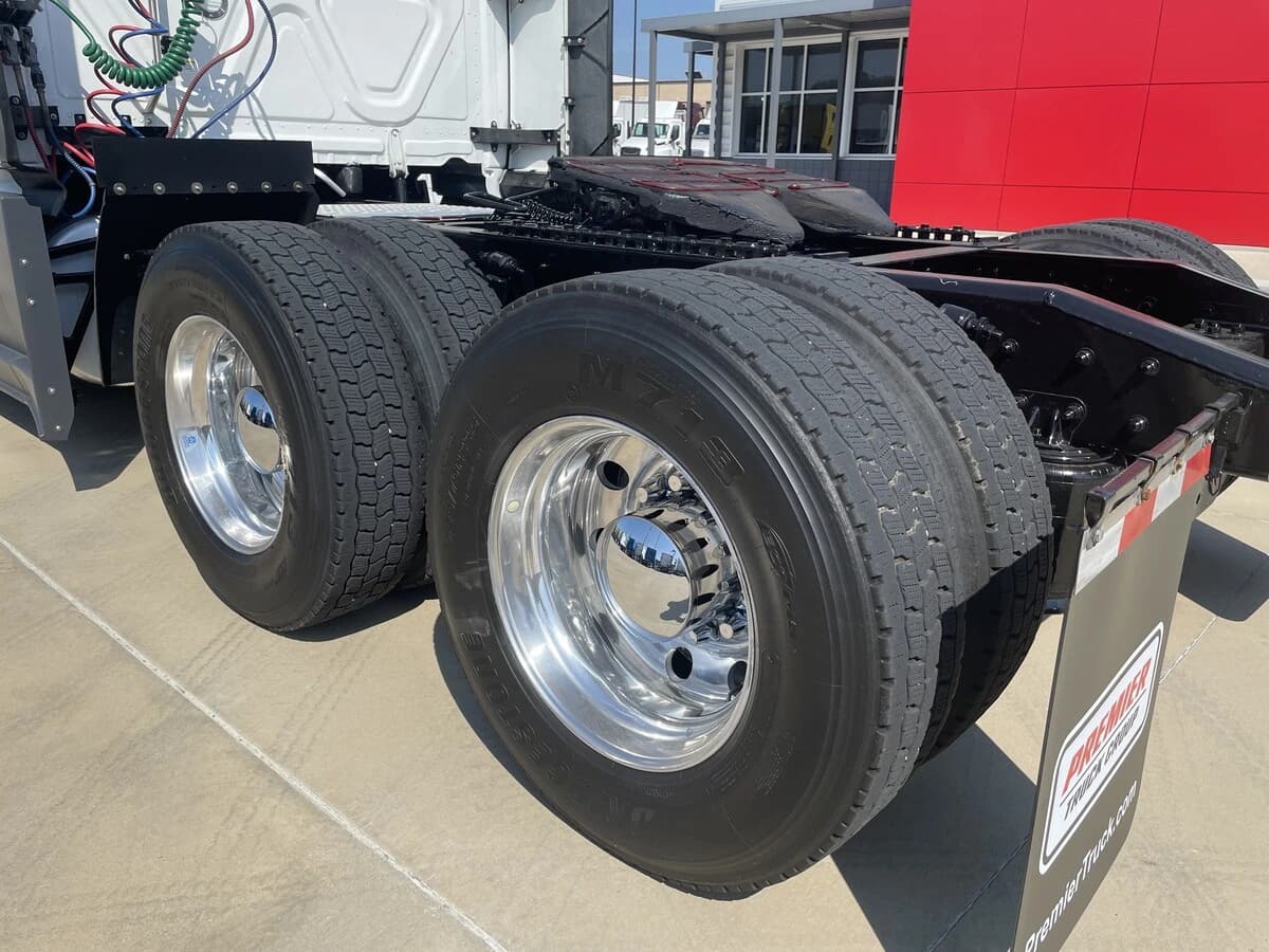 2023 Freightliner Cascadia — photo 11