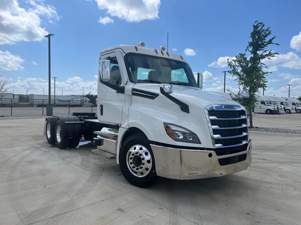 2027 Freightliner Cascadia — photo 3