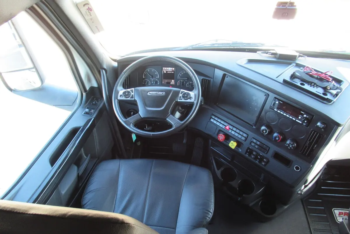 2025 Freightliner Cascadia — photo 21