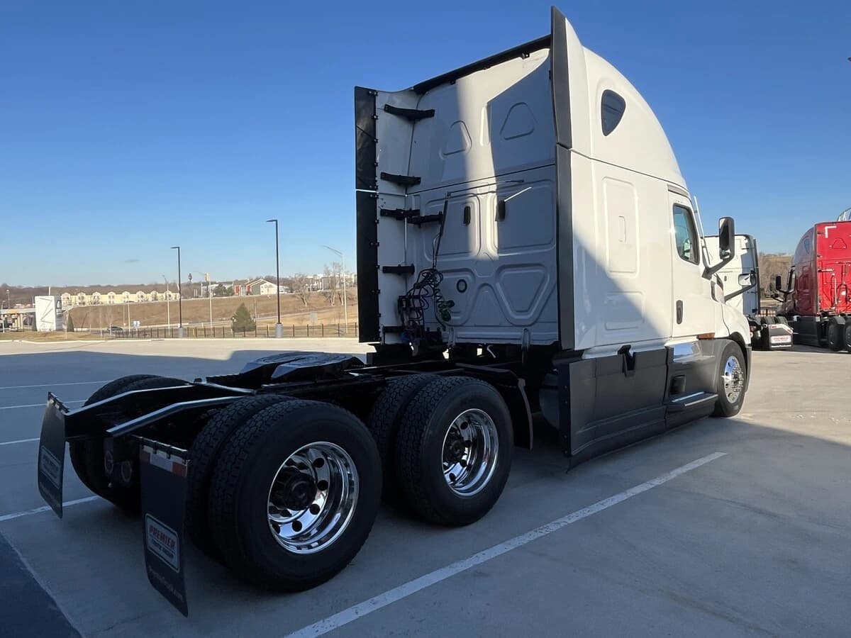 2023 Freightliner Cascadia — photo 6