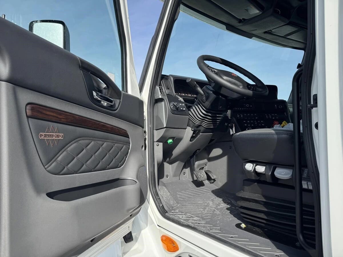 2025 International LT — photo 5