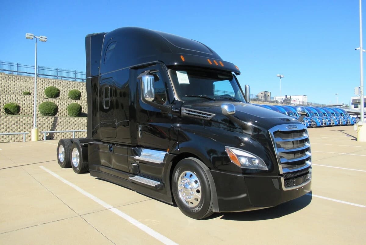 2025 Freightliner Cascadia — photo 2