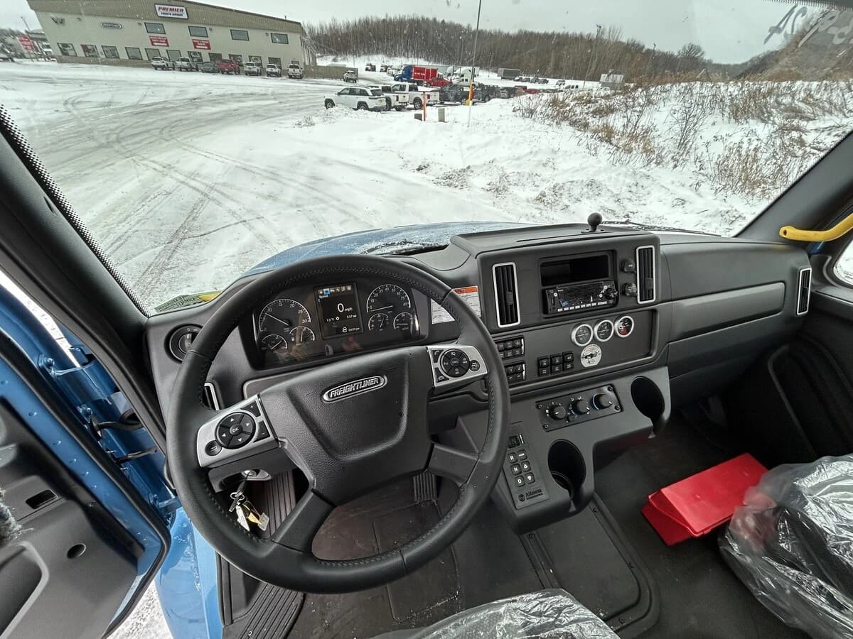 2025 Freightliner M2 106 — photo 13