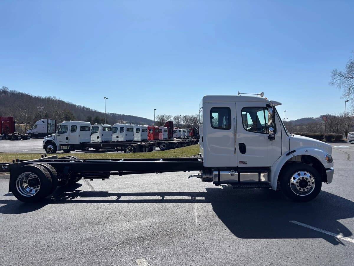 2025 Freightliner M2 106 — photo 4