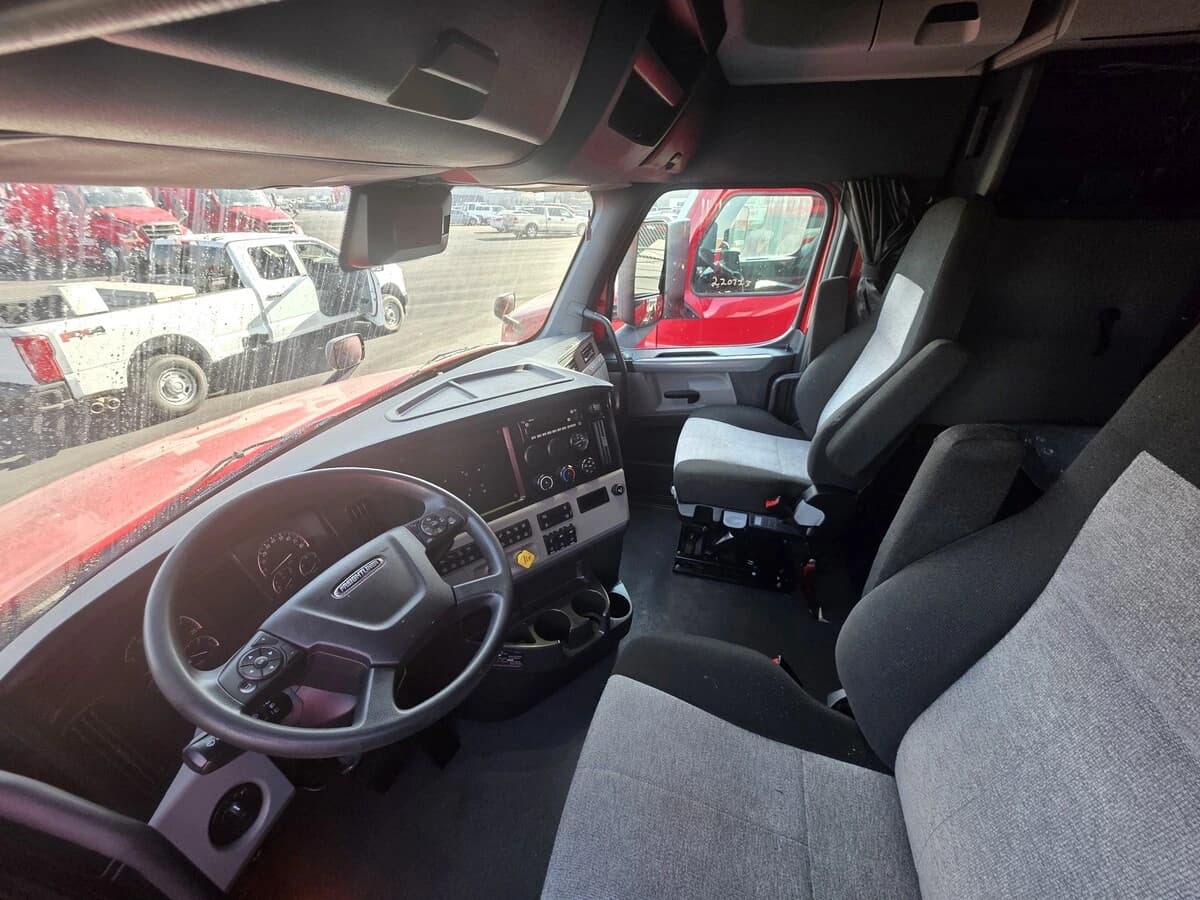 2022 Freightliner Cascadia — photo 6