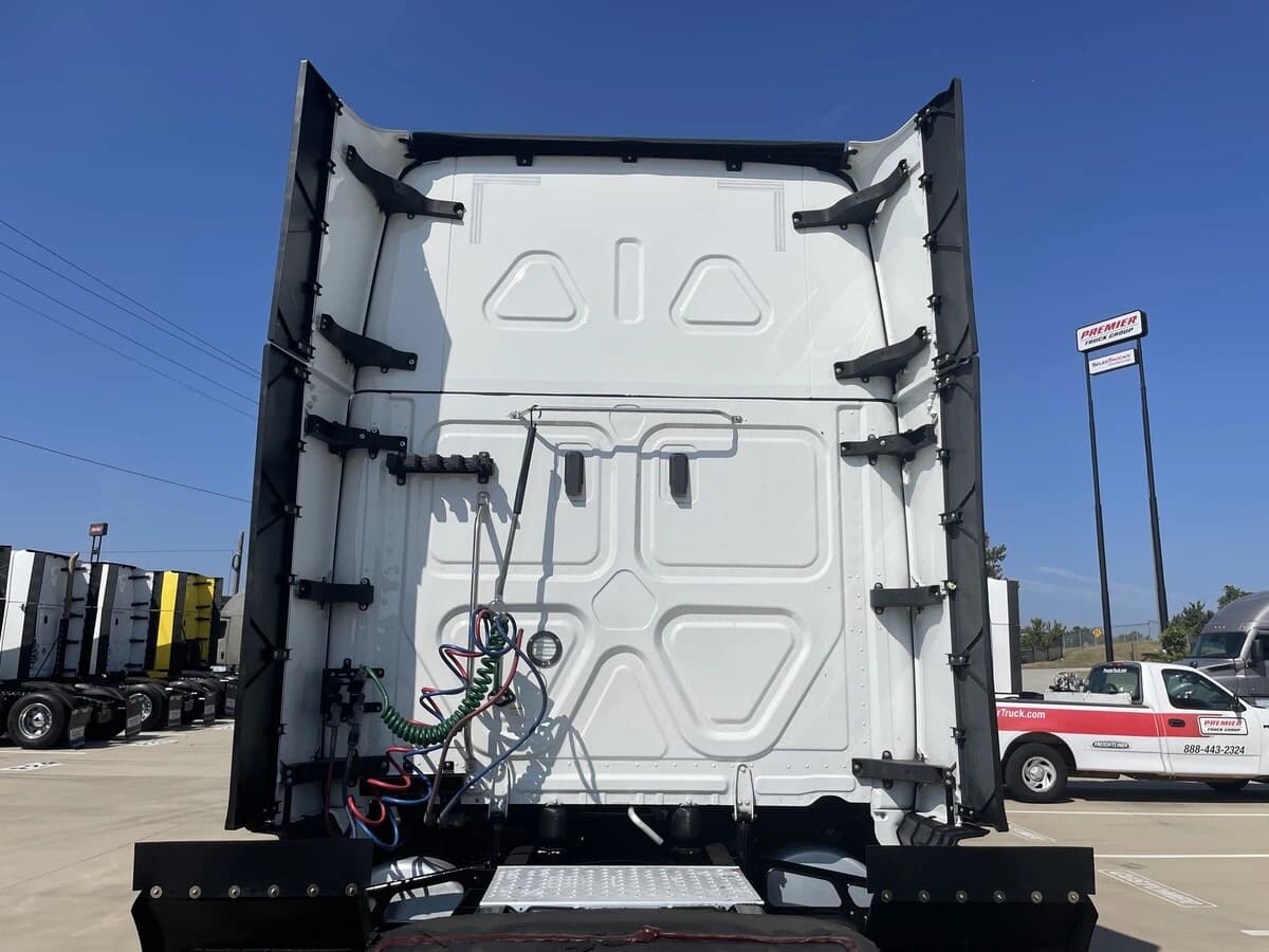 2023 Freightliner Cascadia — photo 8