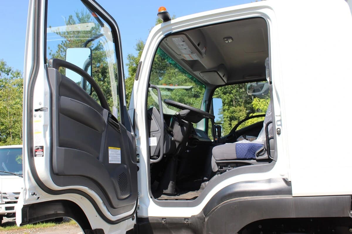 2025 Isuzu FVR — photo 19