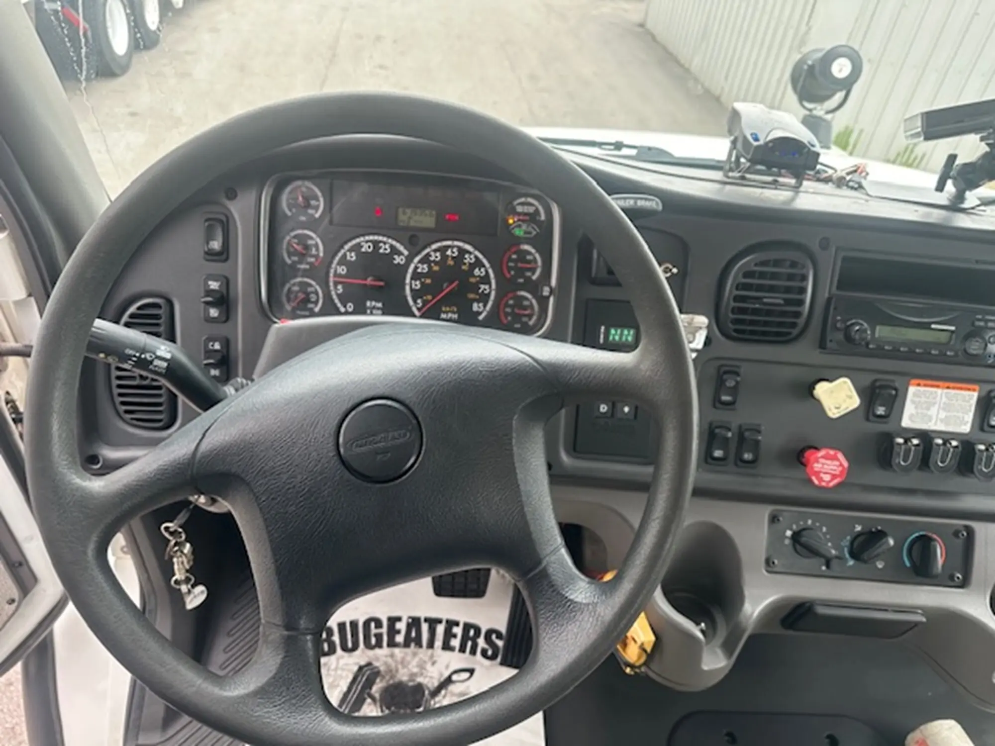 2013 Freightliner M2 106 — photo 9