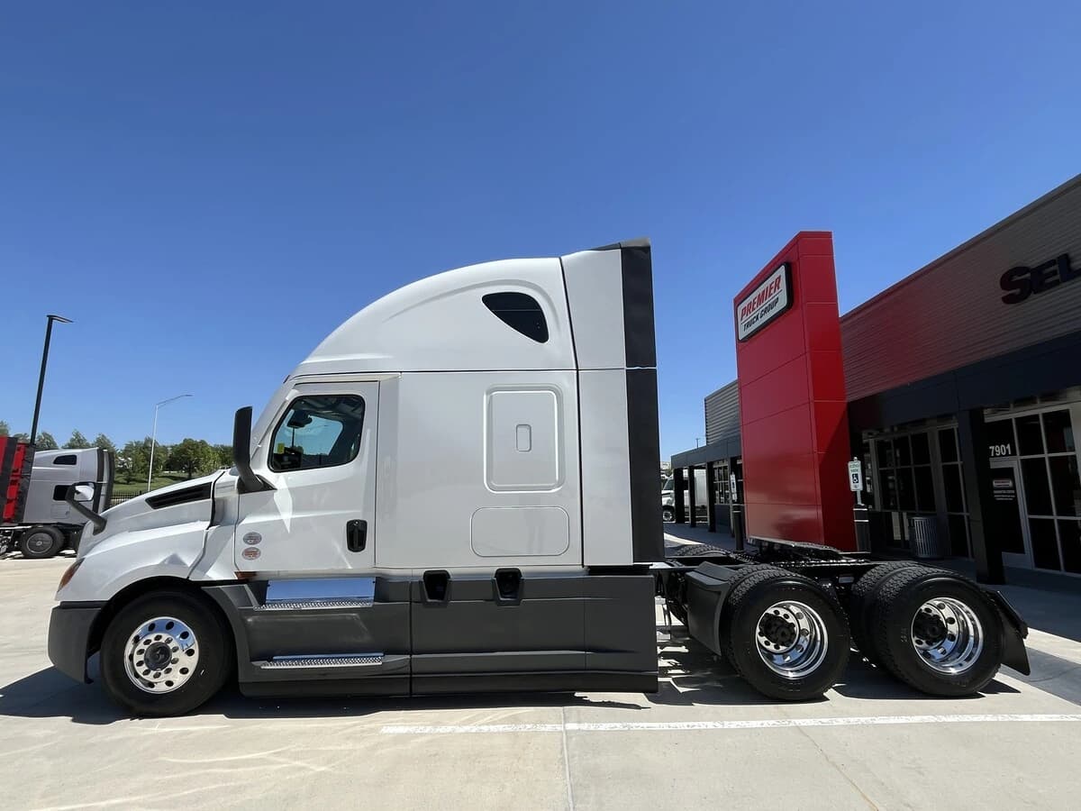 2025 Freightliner Cascadia — photo 2