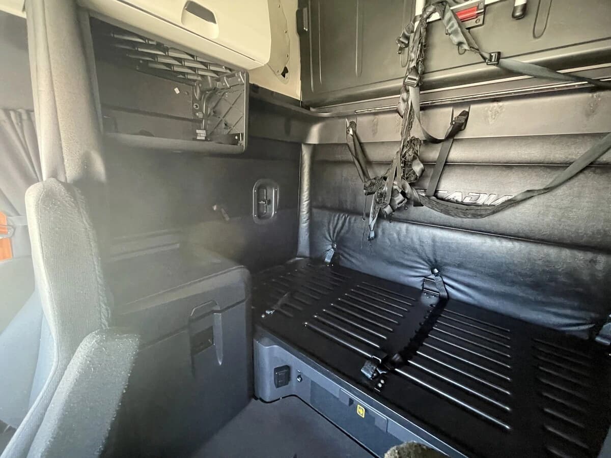 2023 Freightliner Cascadia — photo 18