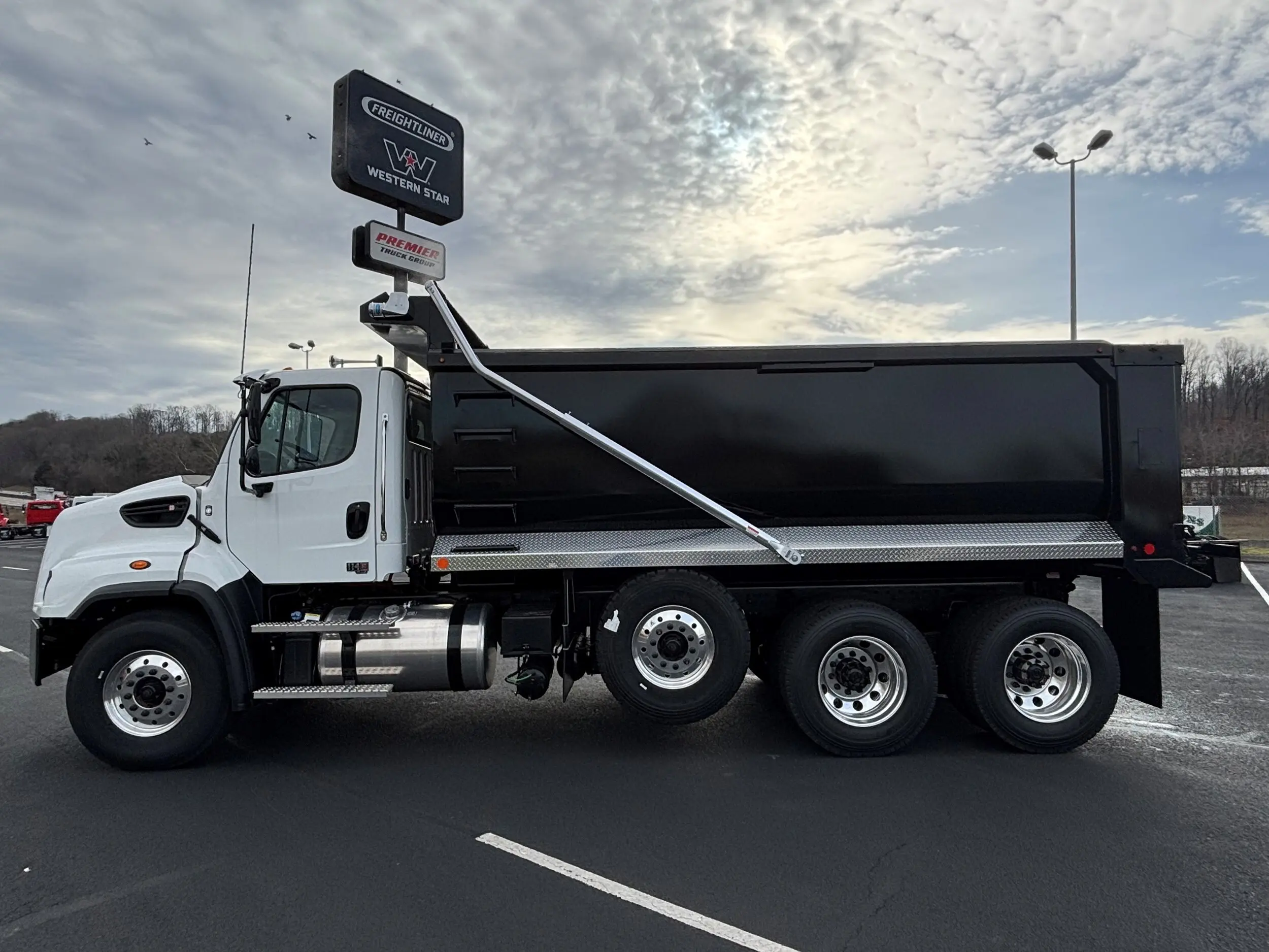 2025 Freightliner 114SD — photo 10