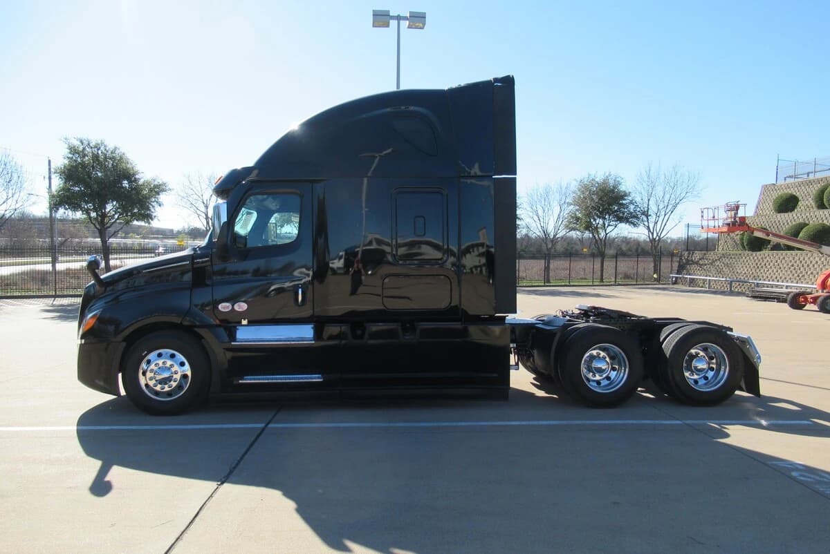 2025 Freightliner Cascadia — photo 6