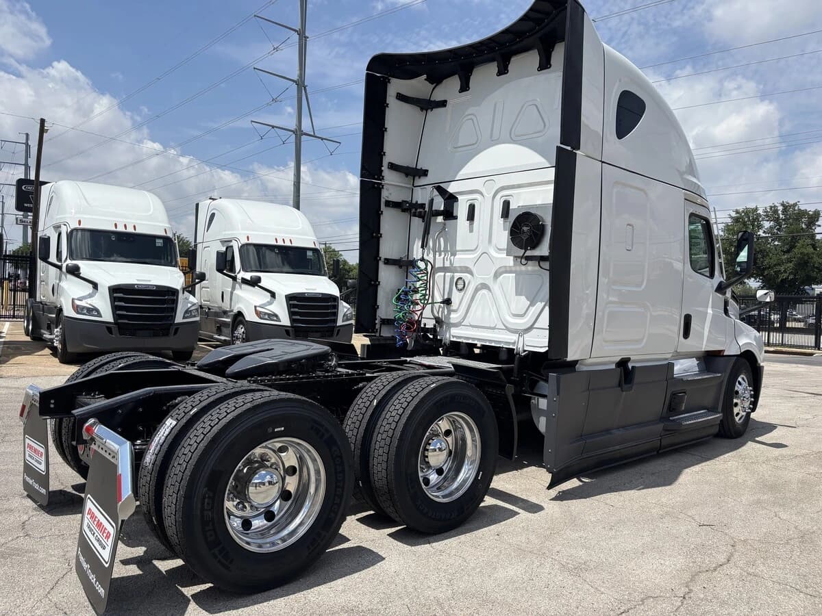 2025 Freightliner Cascadia — photo 5