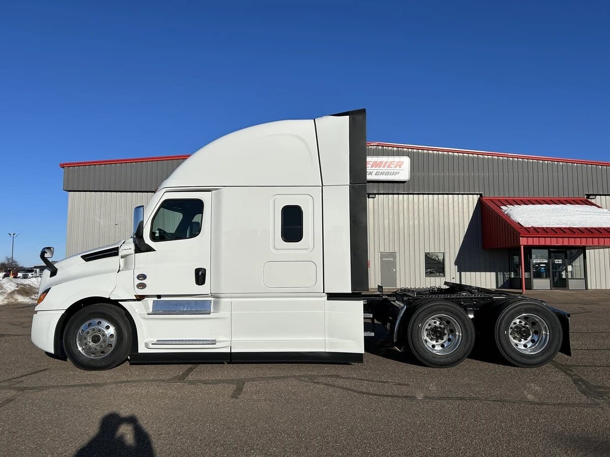 2026 Freightliner Cascadia — photo 8