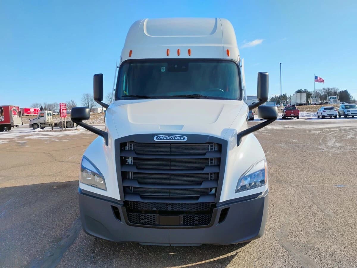2026 Freightliner Cascadia — photo 2