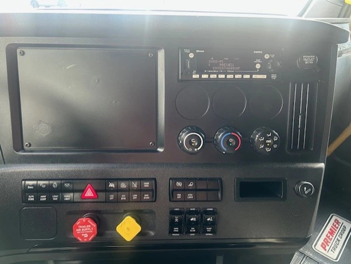 2024 Freightliner Cascadia — photo 21