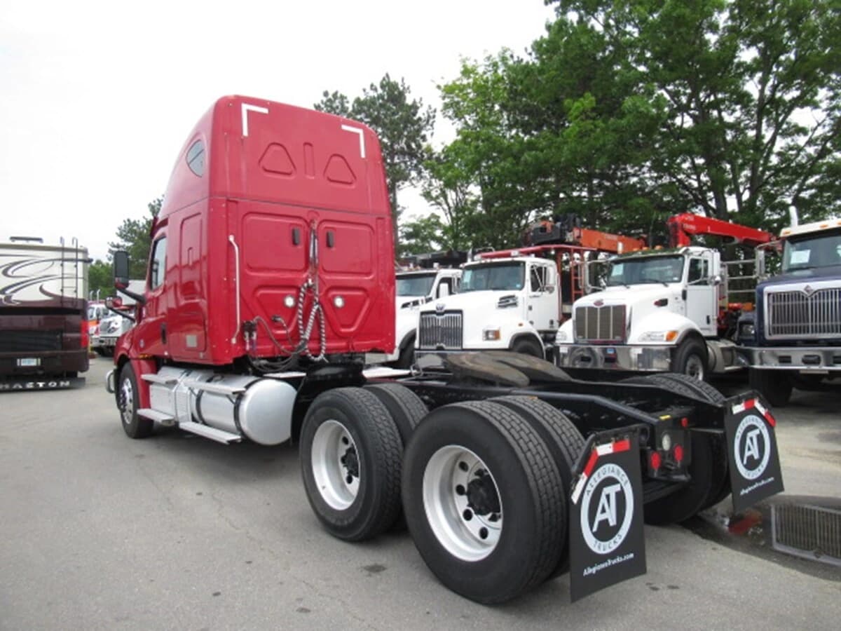 2020 Freightliner Cascadia — photo 6