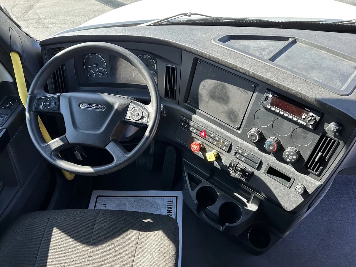 2024 Freightliner Cascadia — photo 6