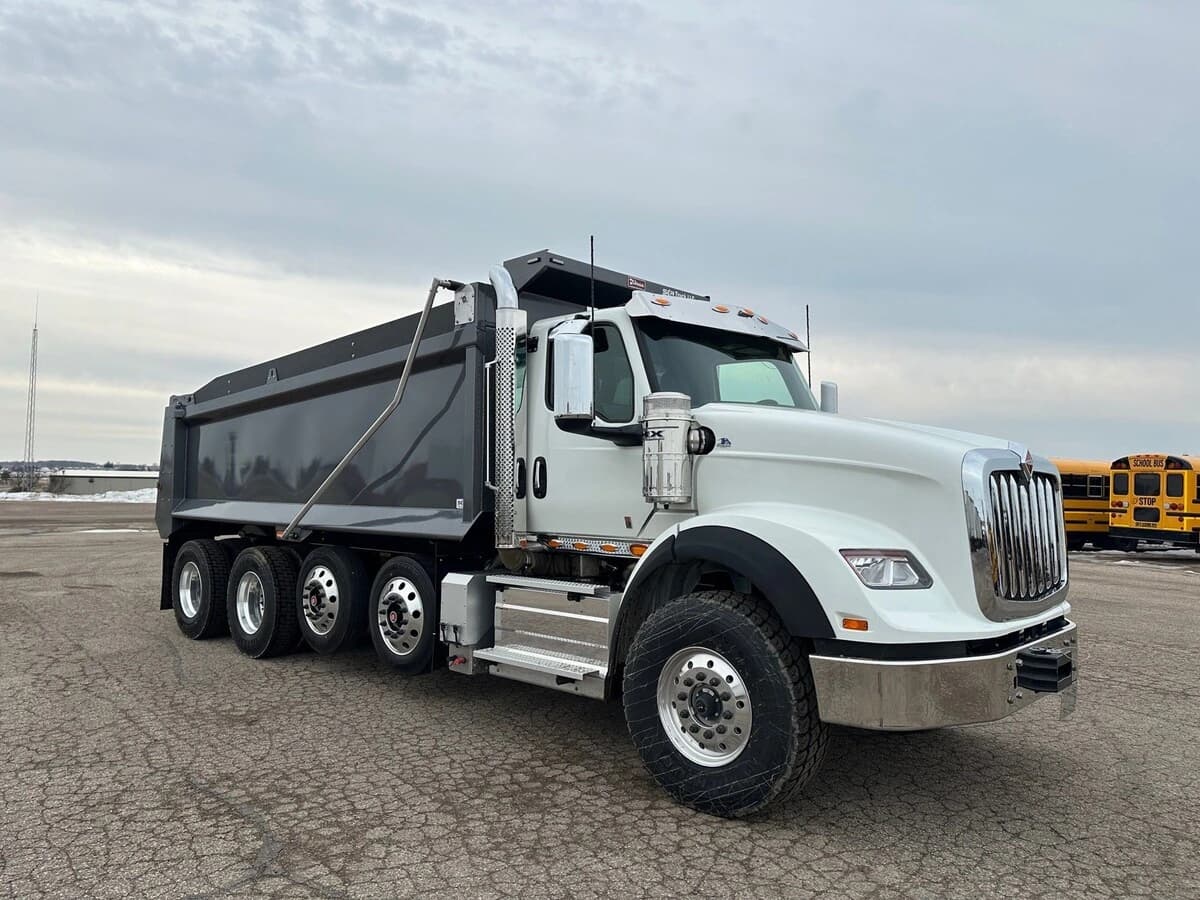 2025 International HX — photo 2