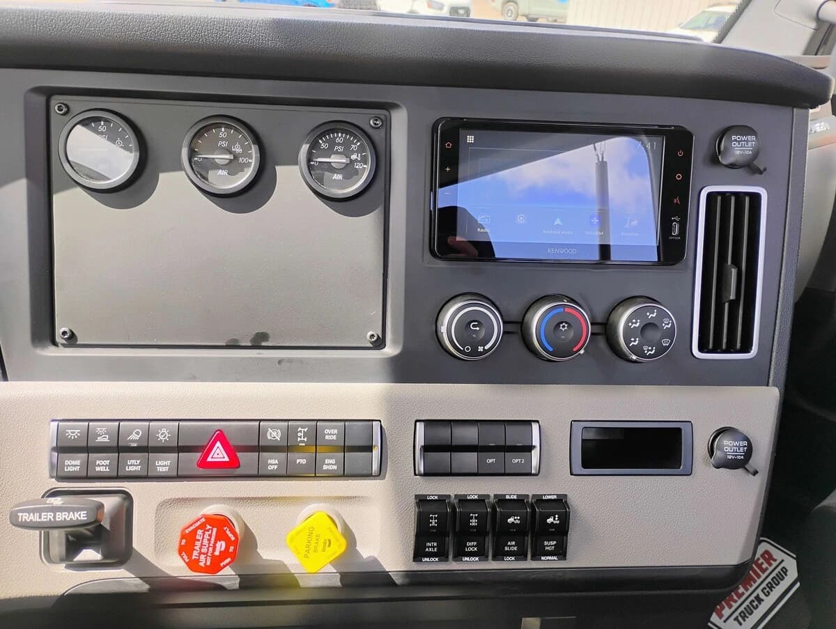2027 Freightliner Cascadia — photo 15