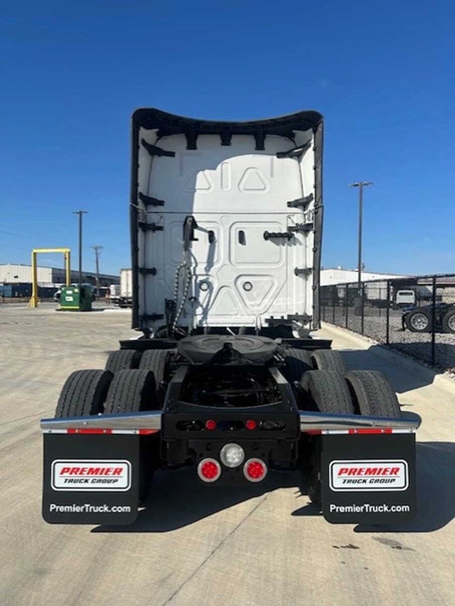 2025 Freightliner Cascadia — photo 4