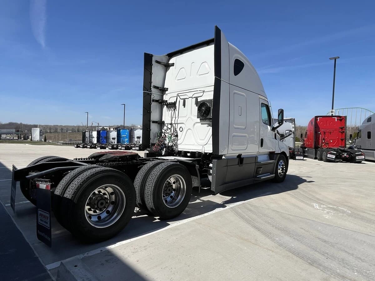 2023 Freightliner Cascadia — photo 16