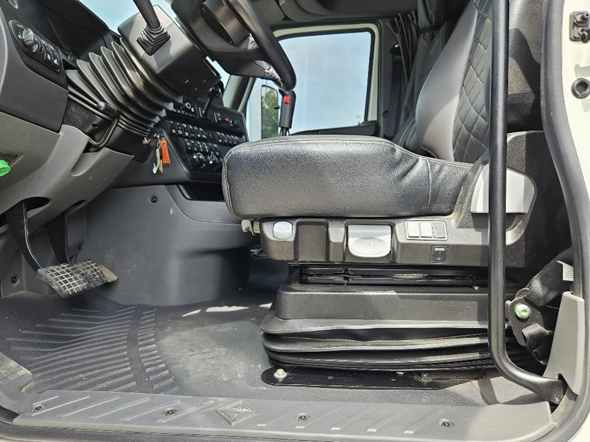 2023 International HX — photo 10