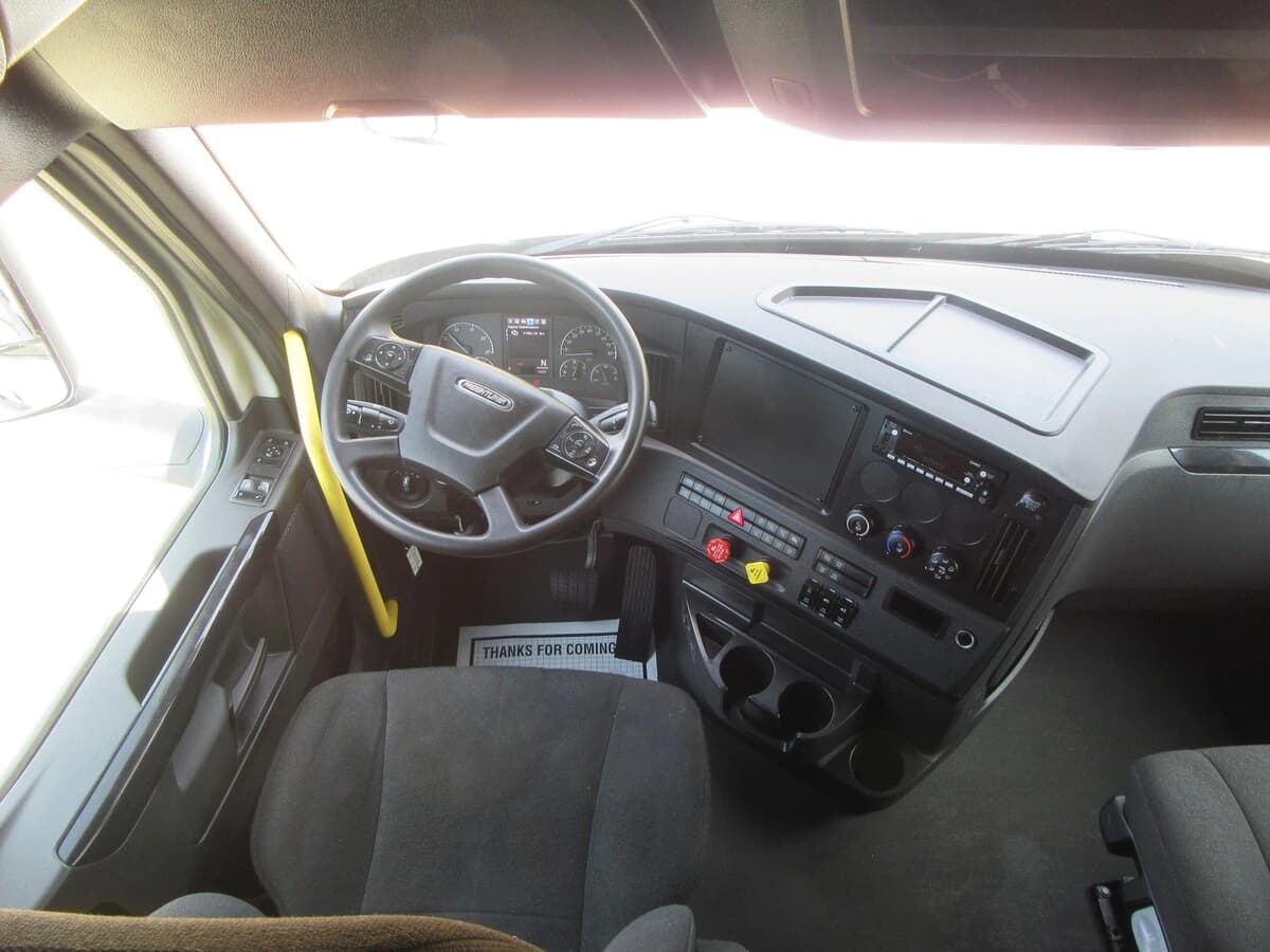 2025 Freightliner Cascadia — photo 21