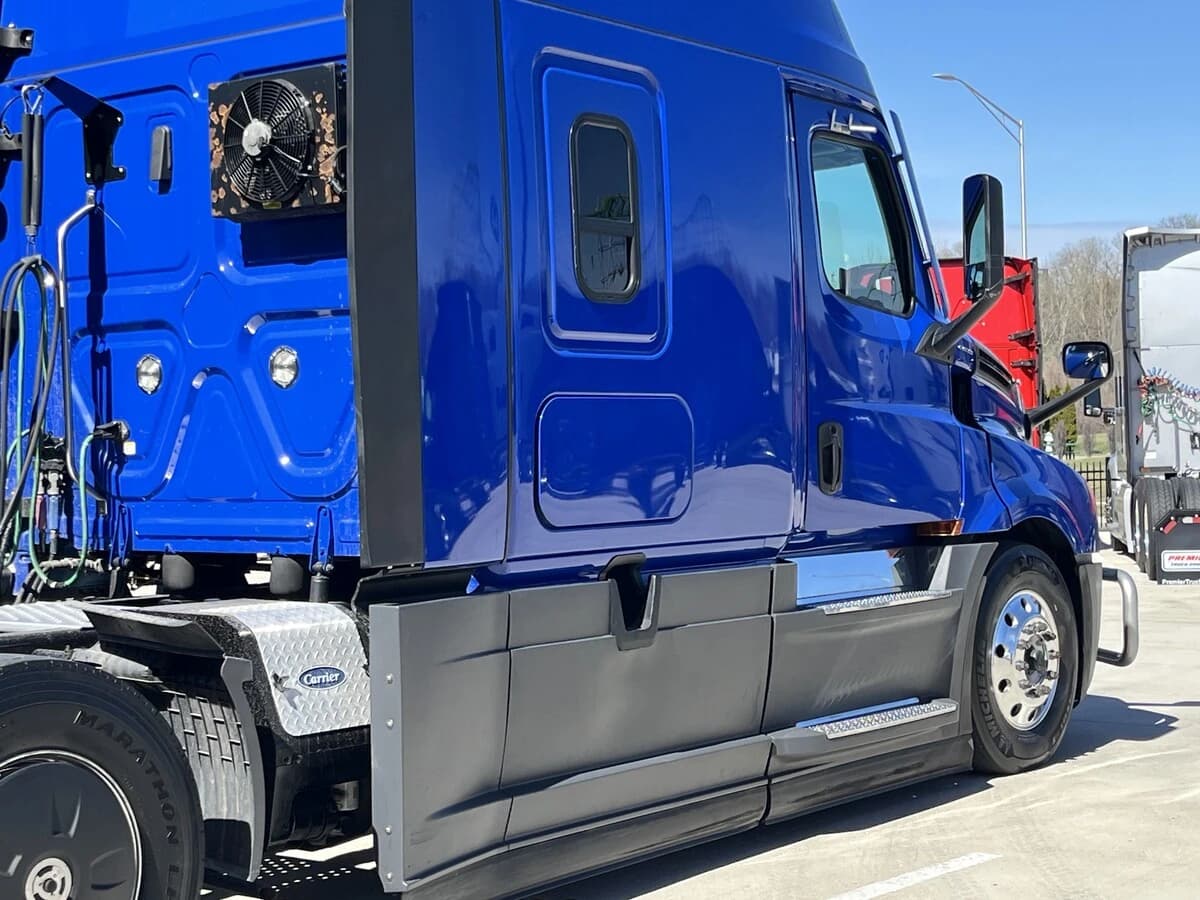 2022 Freightliner Cascadia — photo 11