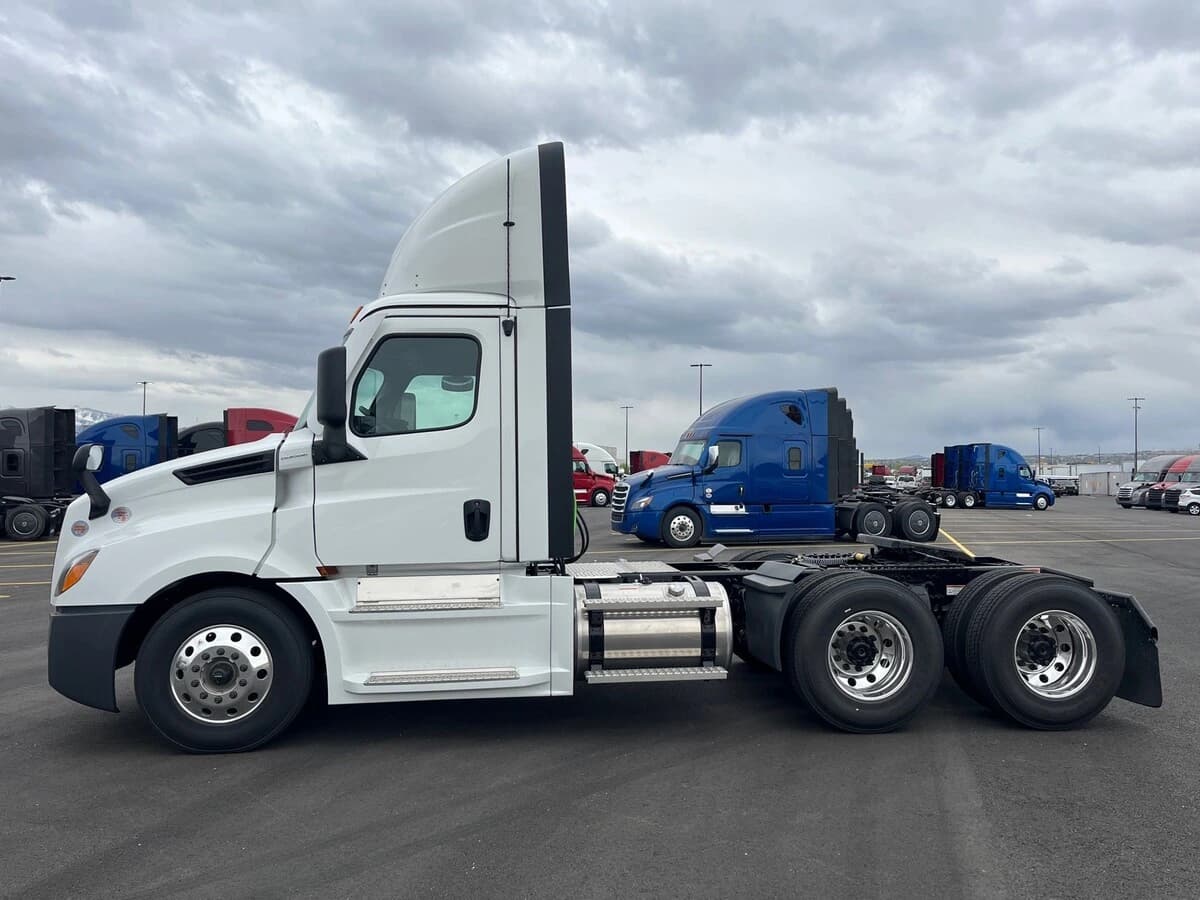2027 Freightliner Cascadia — photo 8