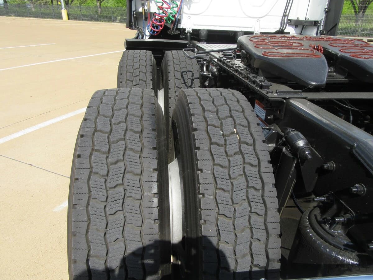 2025 Freightliner Cascadia — photo 13