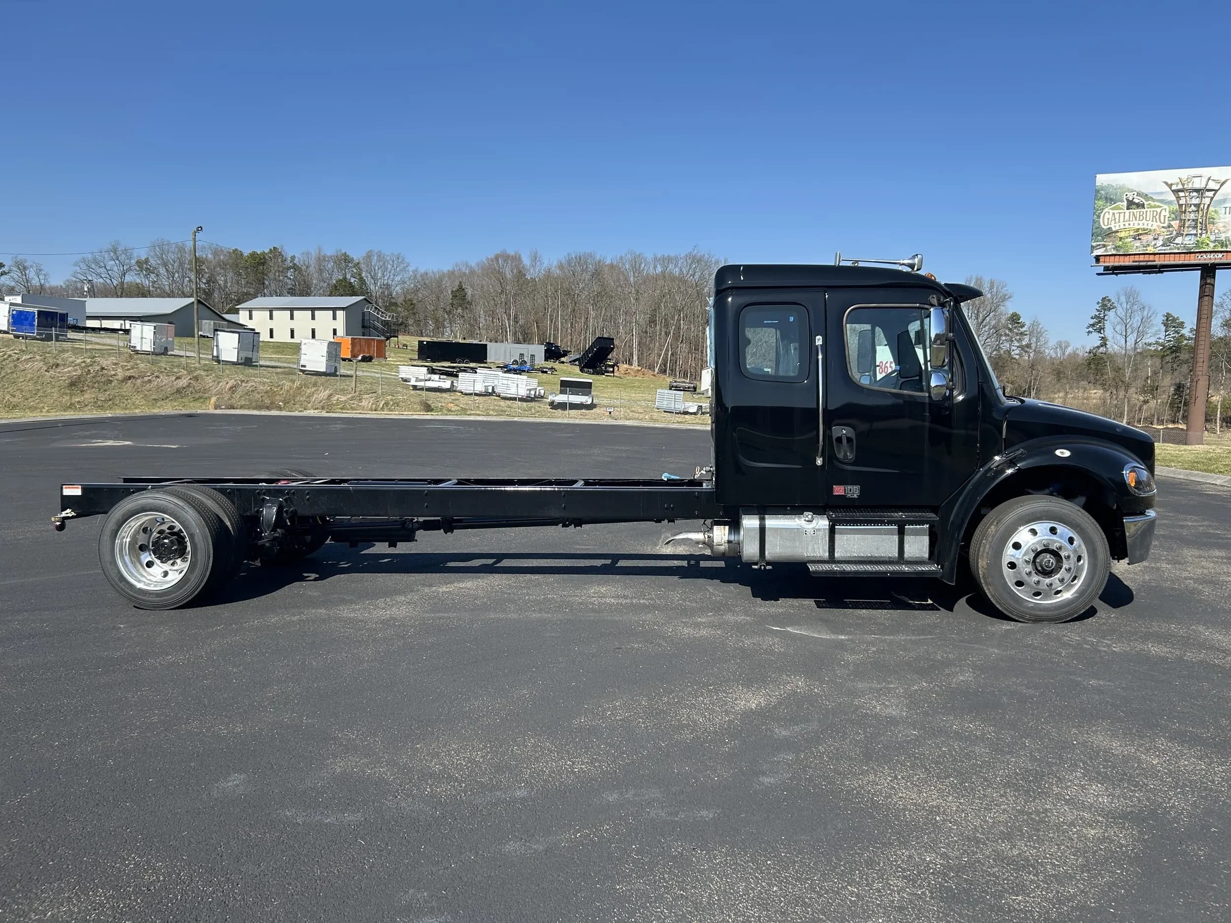 2025 Freightliner M2 106 — photo 4