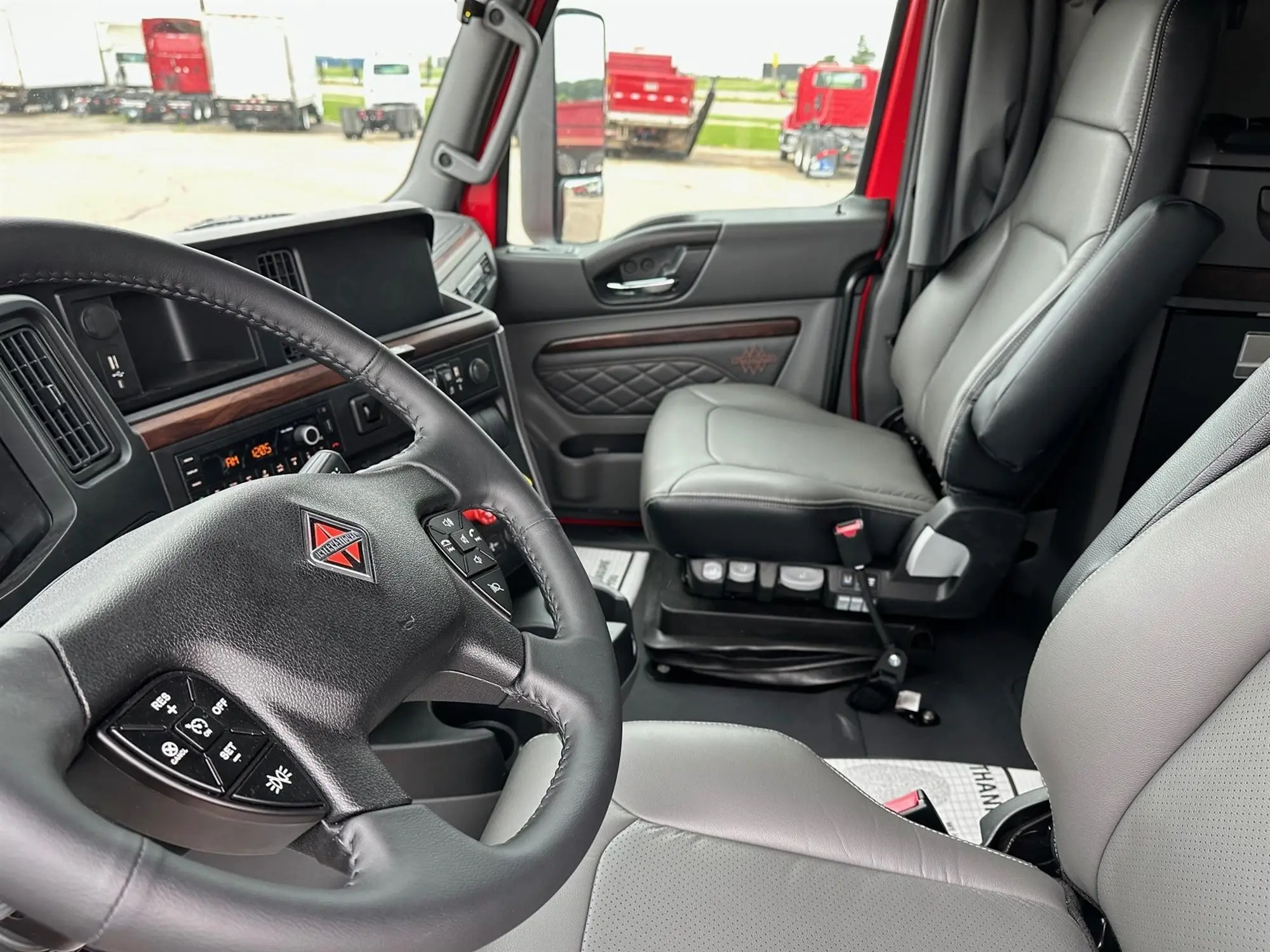 2026 International LT — photo 11