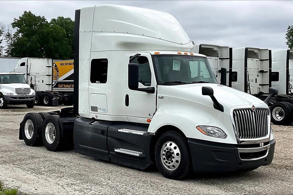 2022 International LT — photo 3