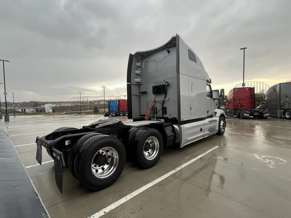 2023 Peterbilt 579 — photo 9