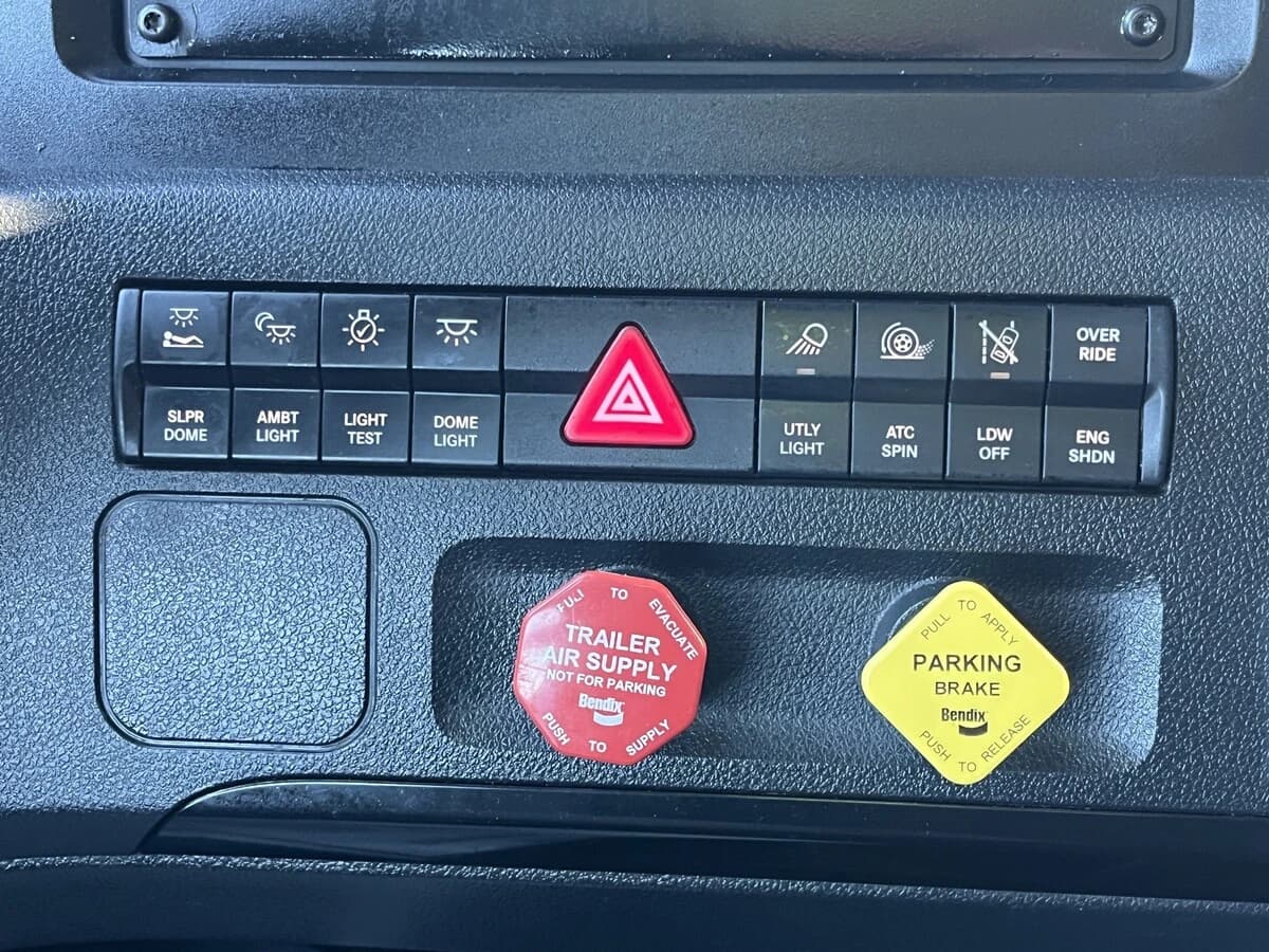 2023 Freightliner Cascadia — photo 19