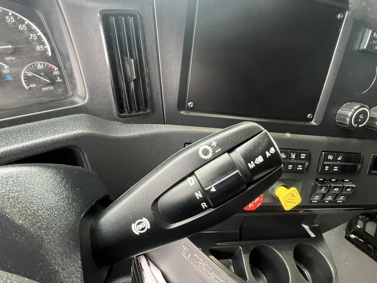 2021 Freightliner Cascadia — photo 11