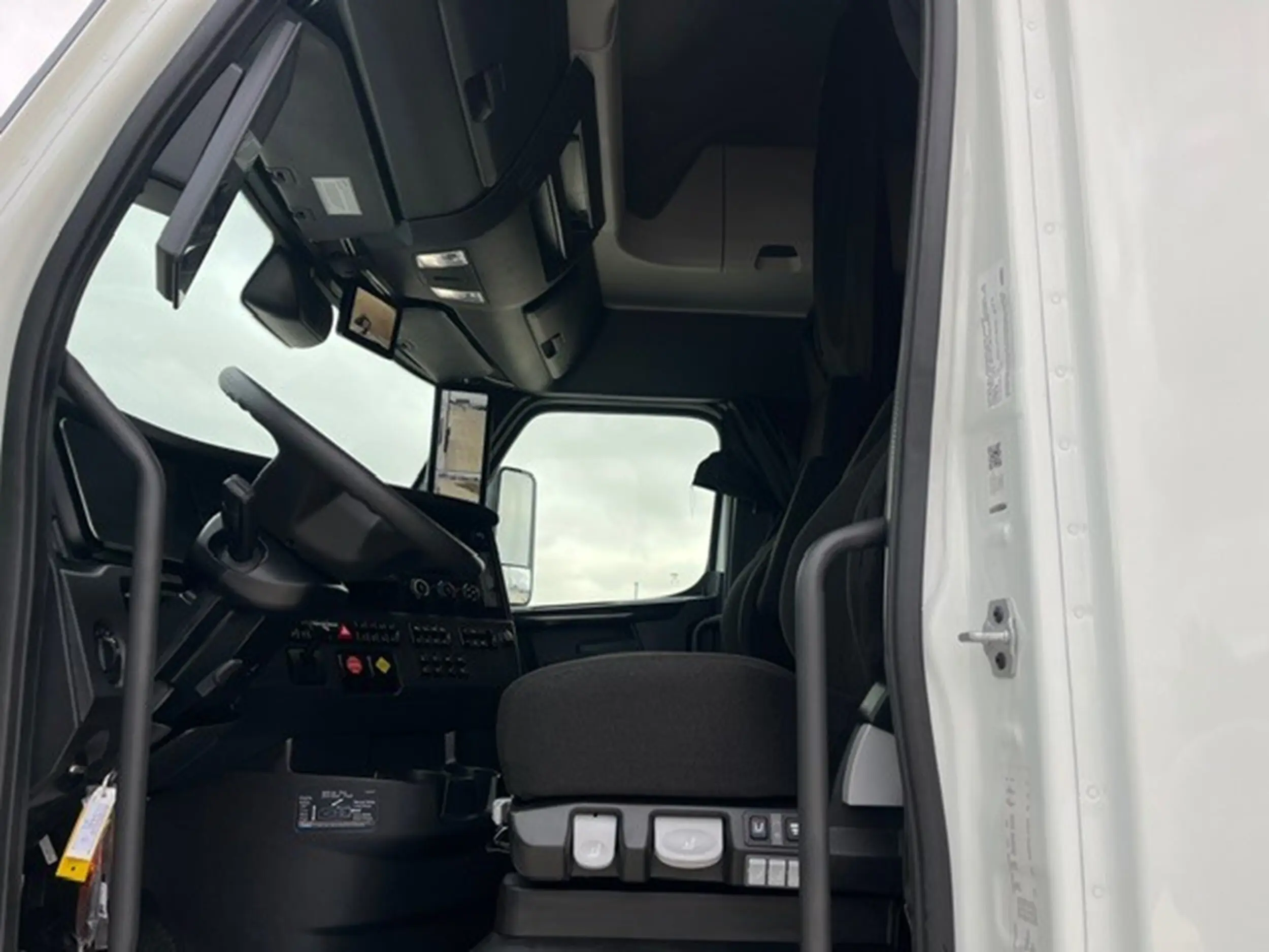 2026 Freightliner Cascadia — photo 10