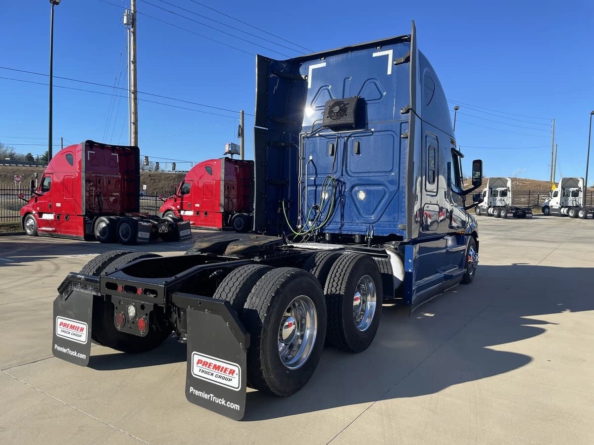 2023 Freightliner Cascadia — photo 7