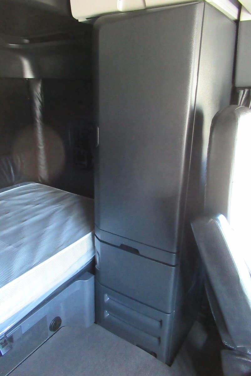 2025 Freightliner Cascadia — photo 24