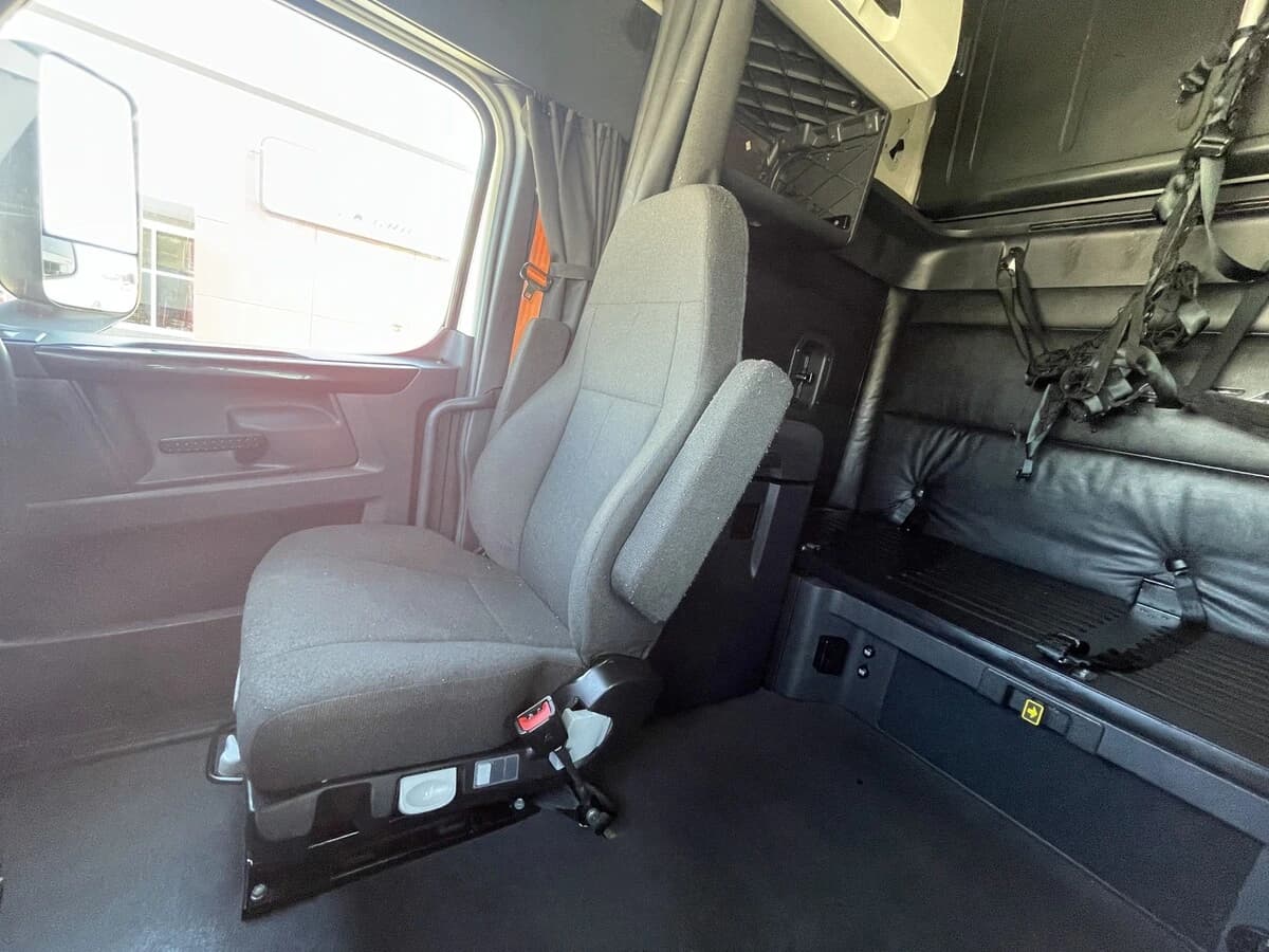 2023 Freightliner Cascadia — photo 17