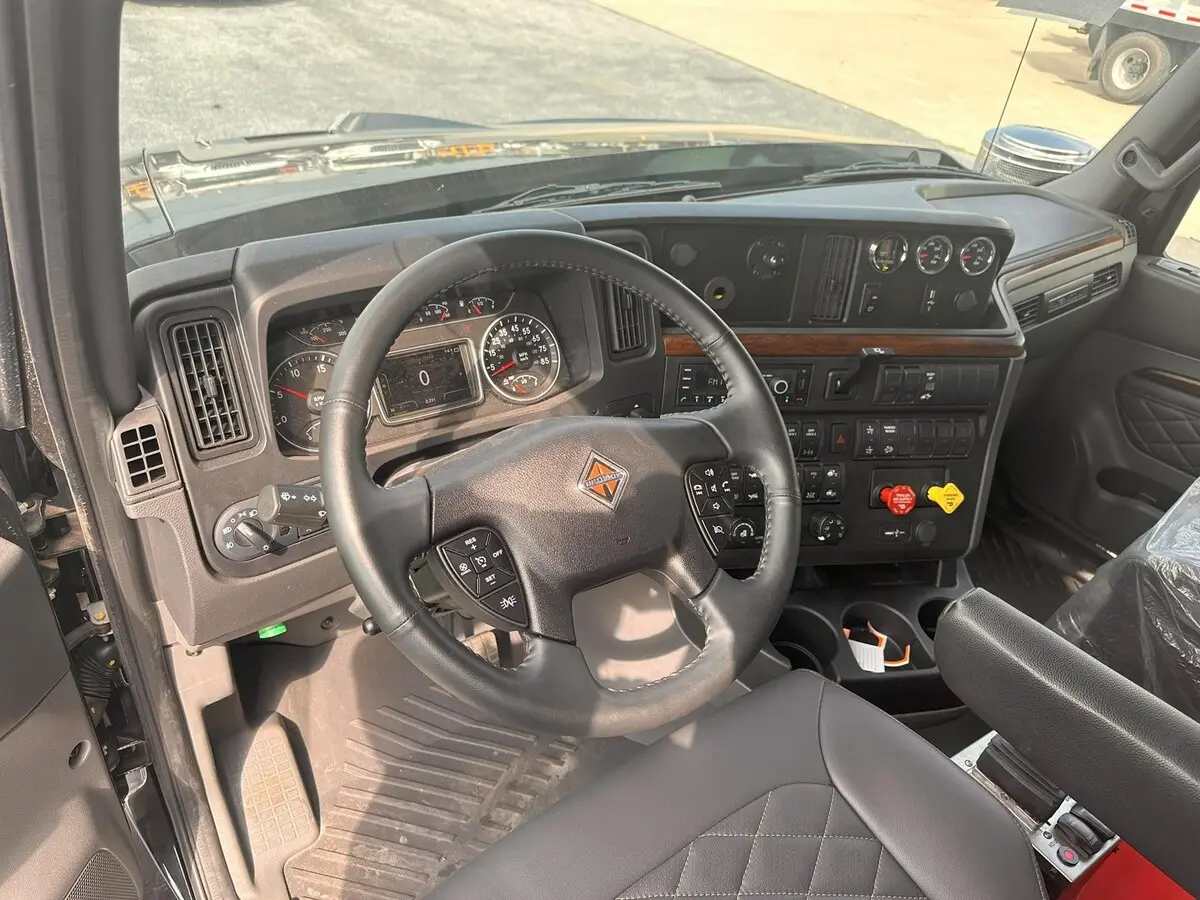 2026 International HX — photo 8