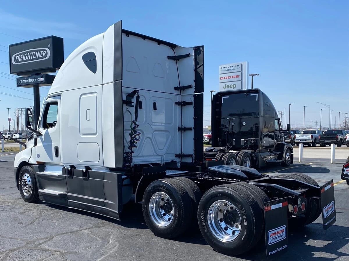 2024 Freightliner Cascadia — photo 3