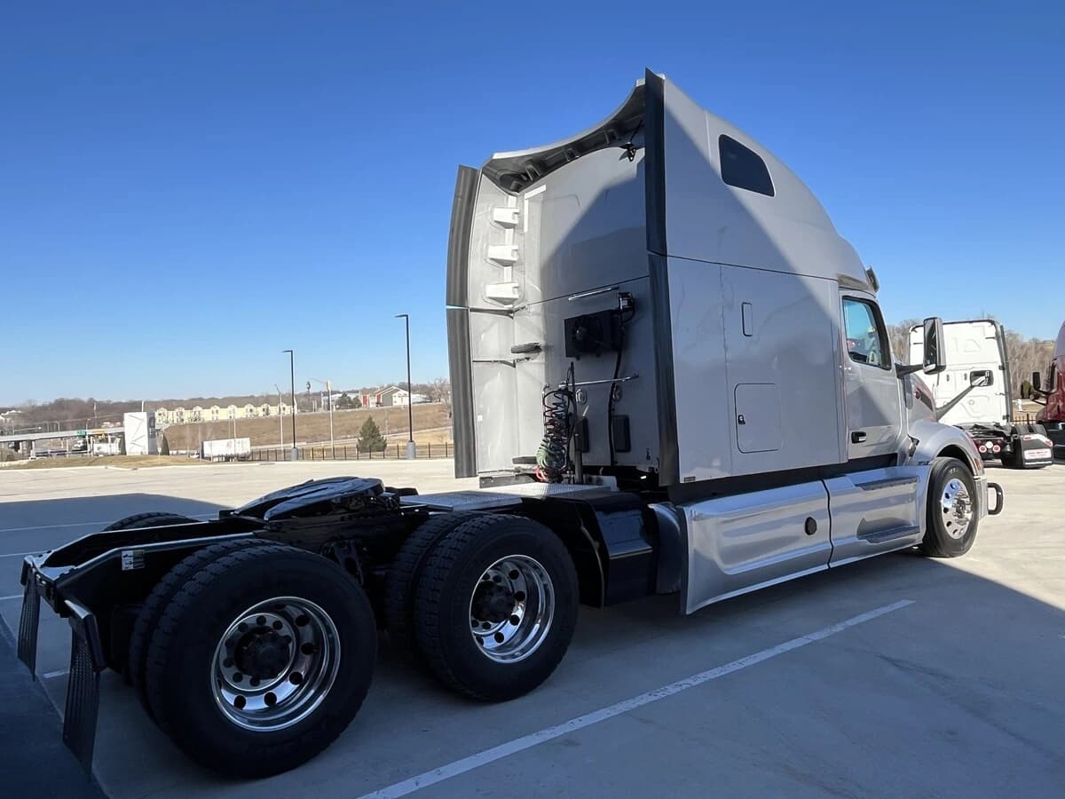 2023 Peterbilt 579 — photo 8