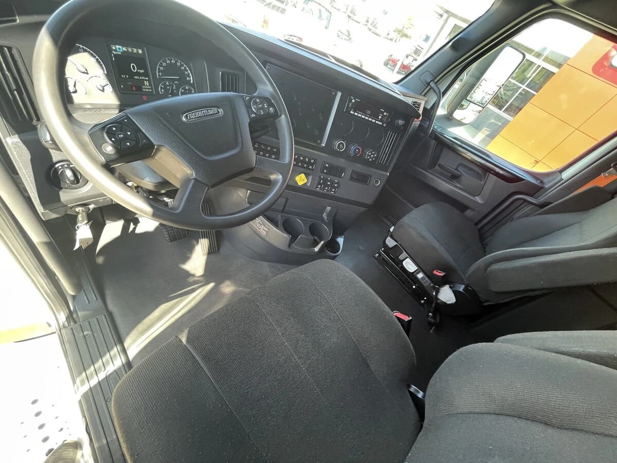 2024 Freightliner Cascadia — photo 11